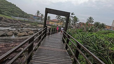 A ninfetinha trans fodendo minha esposa na praia e eu gozo dentro do cuzinho dela