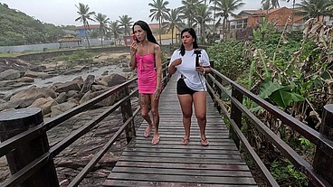 A ninfetinha trans fodendo minha esposa na praia e eu gozo dentro do cuzinho dela