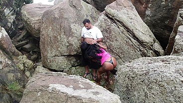 A ninfetinha trans fodendo minha esposa na praia e eu gozo dentro do cuzinho dela