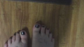 BLONDE HARDWOOD FLOOR RIGHT FOOT BLACK GEL NAIL POLISH