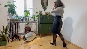 Toe tapping in high heels mov