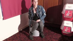 Toilet Girl (4K)