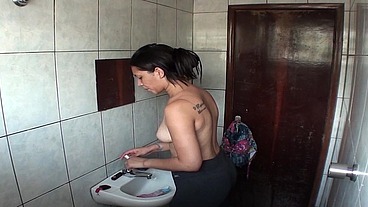 Minha vizinha Japinha pediu para arrumar o chuveiro e deixei uma câmera escondida e peguei ela se trocando