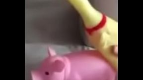 Galinho Chicken Little coloca Peppa pra descer no cacete