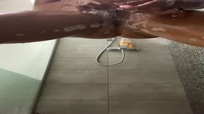 masturbation au pommeau de douchedouche, rasage et orgasme au jet d’eau