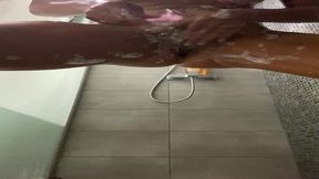 masturbation au pommeau de douchedouche, rasage et orgasme au jet d’eau
