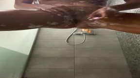 masturbation au pommeau de douchedouche, rasage et orgasme au jet d’eau