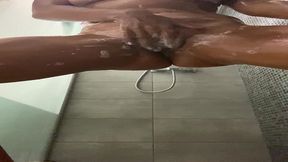 masturbation au pommeau de douchedouche, rasage et orgasme au jet d’eau