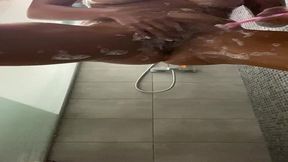 masturbation au pommeau de douchedouche, rasage et orgasme au jet d’eau