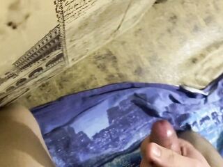 Проснулся с баком спермы и кончил two раза