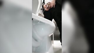 Señor se excita en baño publico