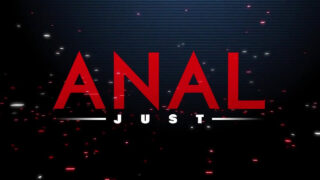 La troia perversa e focosa Tiffany Doll succhia il cazzo dopo essere stata scopata nel culo dal grosso cazzo di Robin Reid