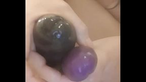 Treino anal da Mimi... fazendo dp anal com o consolo de k. bengala