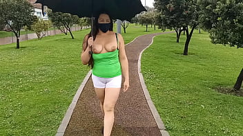 Hotwife Puta Latina Colombiana Con Cameltoe Gigante Haciendo Ejercicio En Short Sin Ropa Interior En El Parque