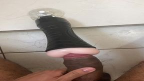 novinho pentelhudo pauzudo brincando com o cuzinho de silicone