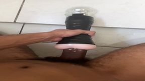 novinho pentelhudo pauzudo brincando com o cuzinho de silicone