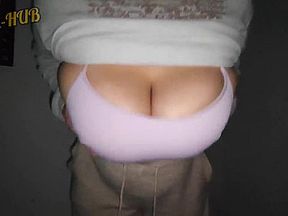 Mi Vecina me pasa un Vídeo jugando con sus Tetas Enormes