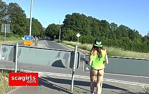 Freche Goere besorgt es sich mitten im Kreisverkehr!