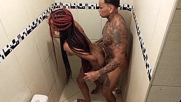 Peguei mina do amigo no banheiro