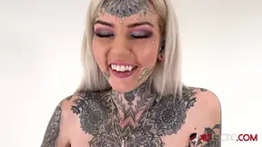 Tattooed hottie Amber Luke rides a tremor