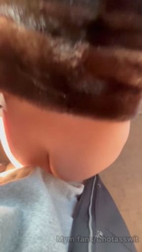 Cette petite brunette avait envie en public