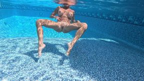 Super Hot MILF Tatiana Steele Gives Ian a POV BJ in the Pool