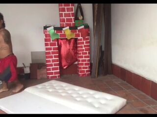 nos pusimos juguetones haciendo el aseo, hasta excitarnos y terminar follando en el patio