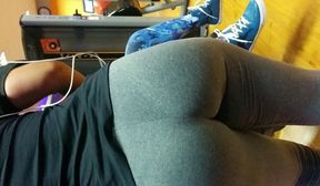 Candid teen perfect ass in grey leggings at the gym