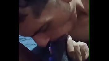 Preto com a piroca grande e grossa me sufocou na mamada at&eacute_ me dar leite na boca
