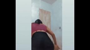 Nifetinha dancando de shortinho muito gostosa