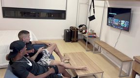 assistindo o jogo com meu amigo, pau dele ficou duro, nao resisti e deixei ele leitar meu cu.
