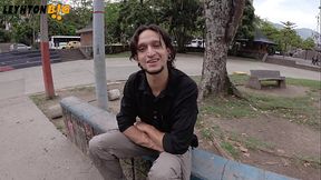 Convenciendo a una chica cerca de la estacion de bus para que grabemos