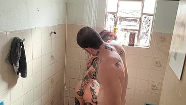 quem nunca sonhou foder a meia-irma no banho ?