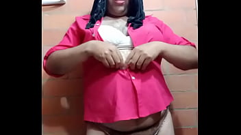 Crossdresser latina y sensual se desnuda y masturba hasta sacar leche