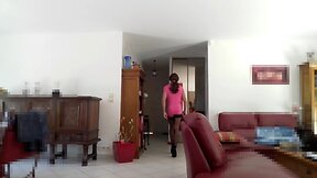 Exhib de manava-trav la petite salope se doigte le cul et se branle