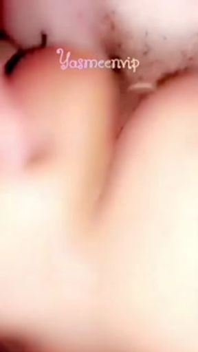 Footjob et bonne baise avec un beau calibre pour cette belle brune très chaude