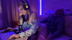 Gamer Girl In The Stepson Sweetly Fucked A Wet, Insatiable Stepmom For Interfering In A Video Game Stream