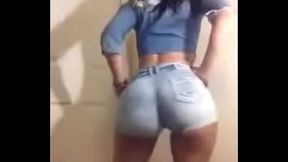 Dada rebolando de shortinho
