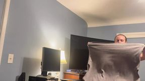 Mama comes in shows me her ass and sucks me off and swallows all my cum!