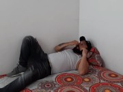 Pido un servicio de chica bitch, llega la esposa de mi amigo y termino follando su coño - En español