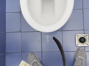 Piscio nel bagno pubblico