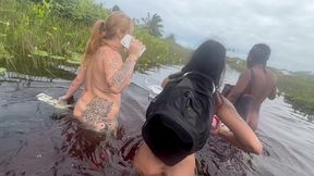 grupo de amigos perdidos no meio do mato aproveitam fazer um surubao