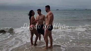 Essa puta hostosa deu pra mim e meu amigo na areia da praia