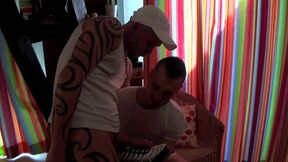 soumis sniff les pieds de son pote en chaussettes blanches