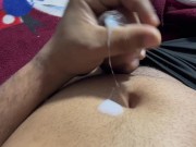 Gritos fuertes de hombre al correrse masivamente sobre el mismo