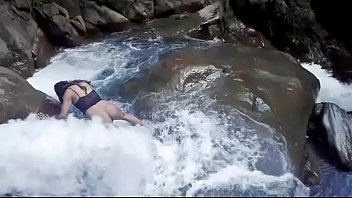 Lilyan se da un chapuz&oacute_n muy atrevido al borde de una cascada