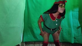 COCHINA!! DUENDE HEMBRA DE LA NAVIDAD ESTA MUY CALIENTE MIENTRAS ESPERA LA NOCHE BUENA PARA ENCONTRAR UN MACHO SUCIO QUE LE INSERTE UN GRAN PENE EN SU VAGINA LATINA