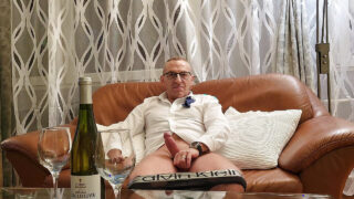 Vincent Stone, một người đàn ông châu Âu nghiệp dư, vuốt ve dương vật to lớn của mình và xuất tinh một lượng lớn.