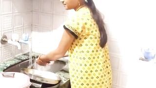Kamwali Bhabhi Ki Kitchen Me Chudai Kari Malik Ne Desi Sex Mahal Mein Hota Hai