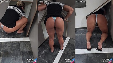 Esposa safada fazendo faxina com um vestidinho curto só pra mostrar a calcinha fio dental doida pra algum vizinho ver